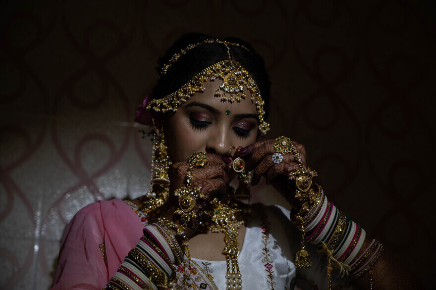 bride on wedding day wearing jwellery